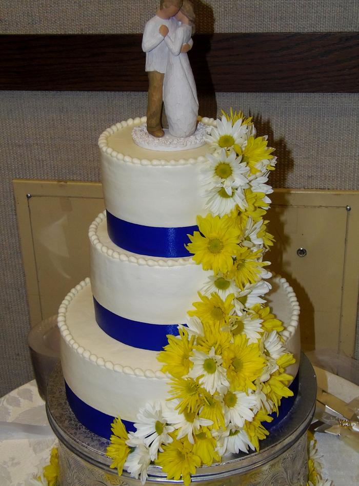 Buttercream wedding cake w/ fresh daisies