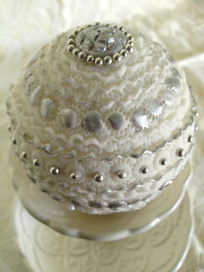 Bauble cake with silver Button