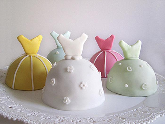 Bridal party’s mini cake