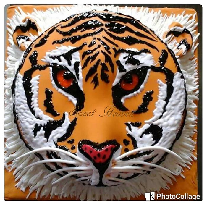 Tiger faced cake for a wild life enthusiast !