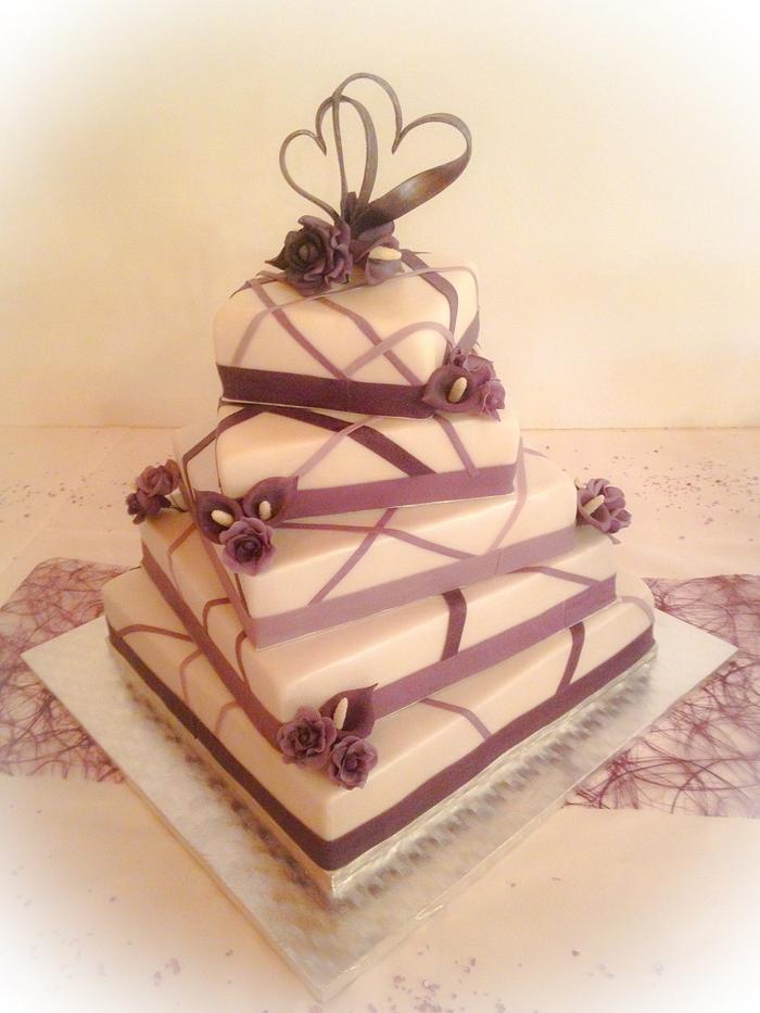 Purple and White Weddingcake with Roses and Callas