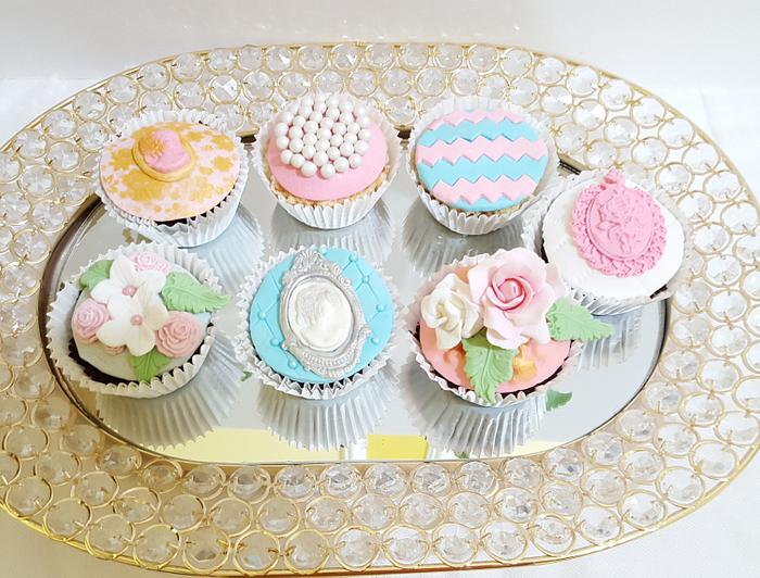 Vintage cupcakes - Decorated Cake by Shorna's Cake Corner - CakesDecor