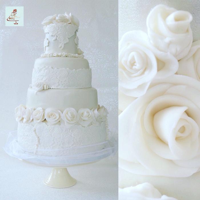 White lace weddingcake with roses