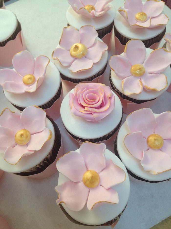 Vintage pink wedding cupcakes