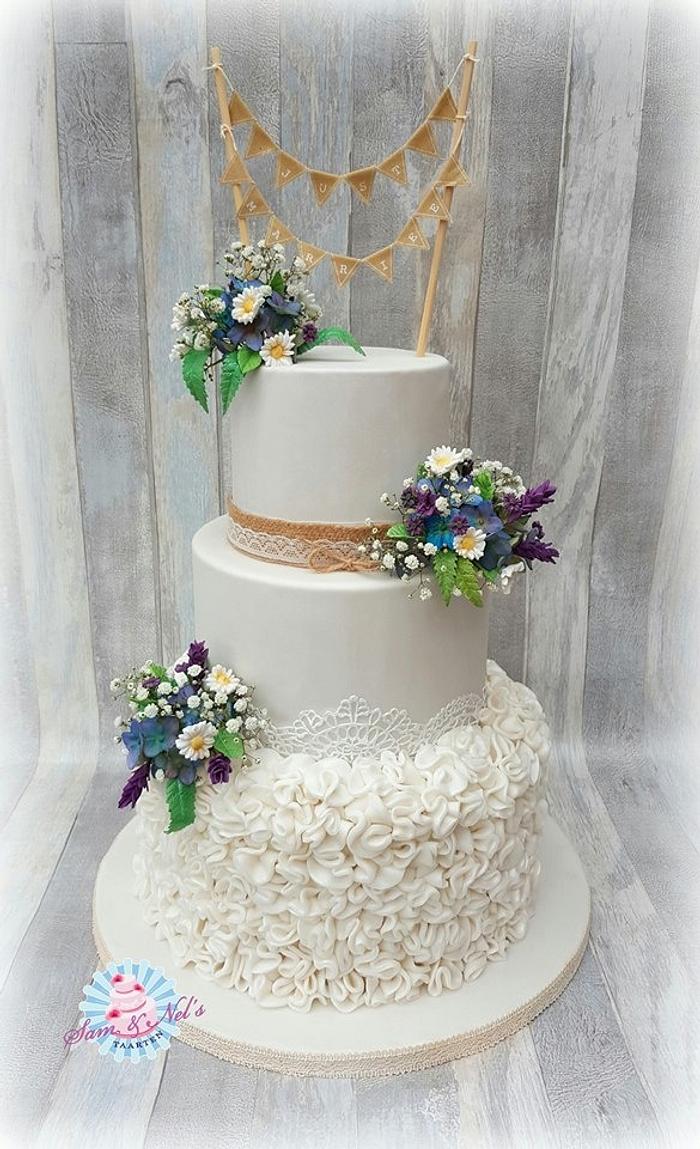 Weddingcake wild flowers and ruffles