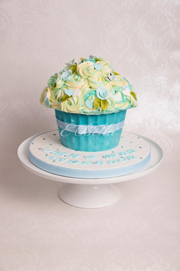 Wedding cake with matching Cakepops