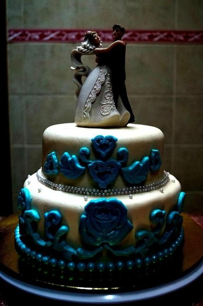 In white and blue wedding cake