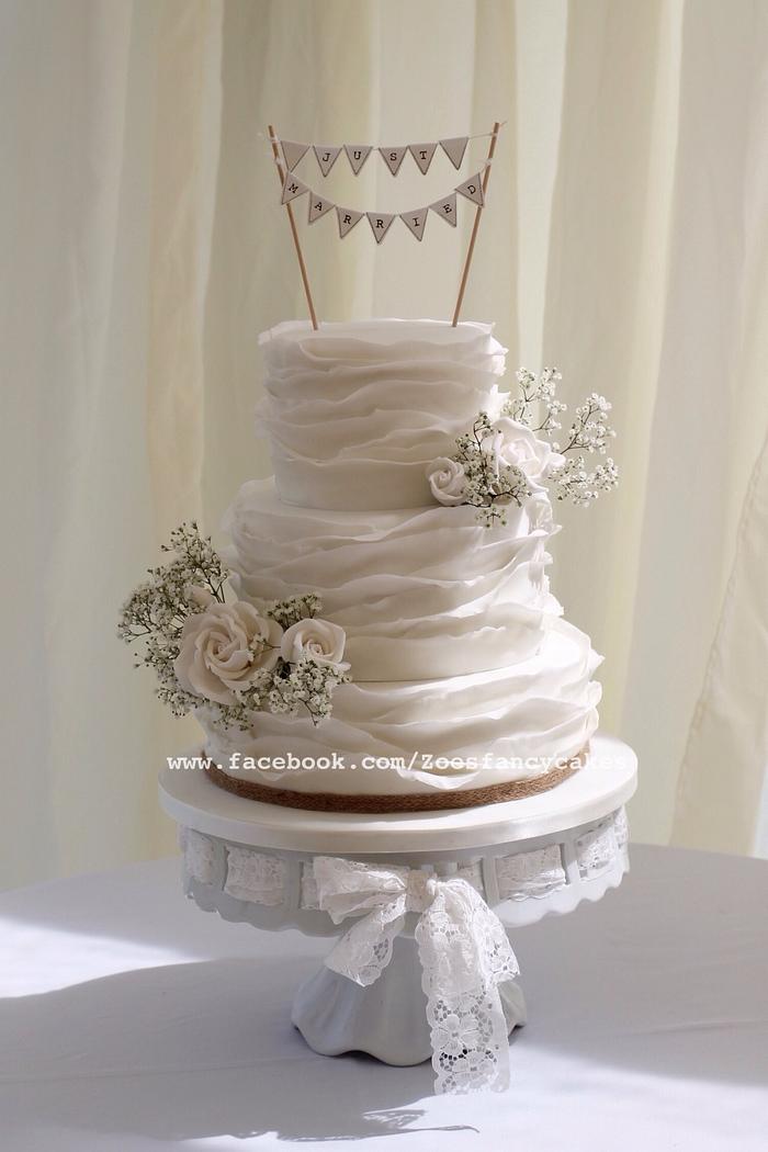 Pretty white wedding cake 
