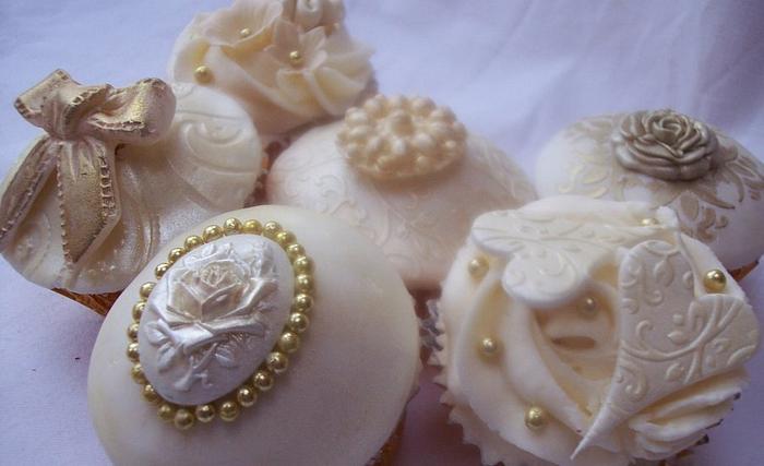 Gold and ivory cupcakes