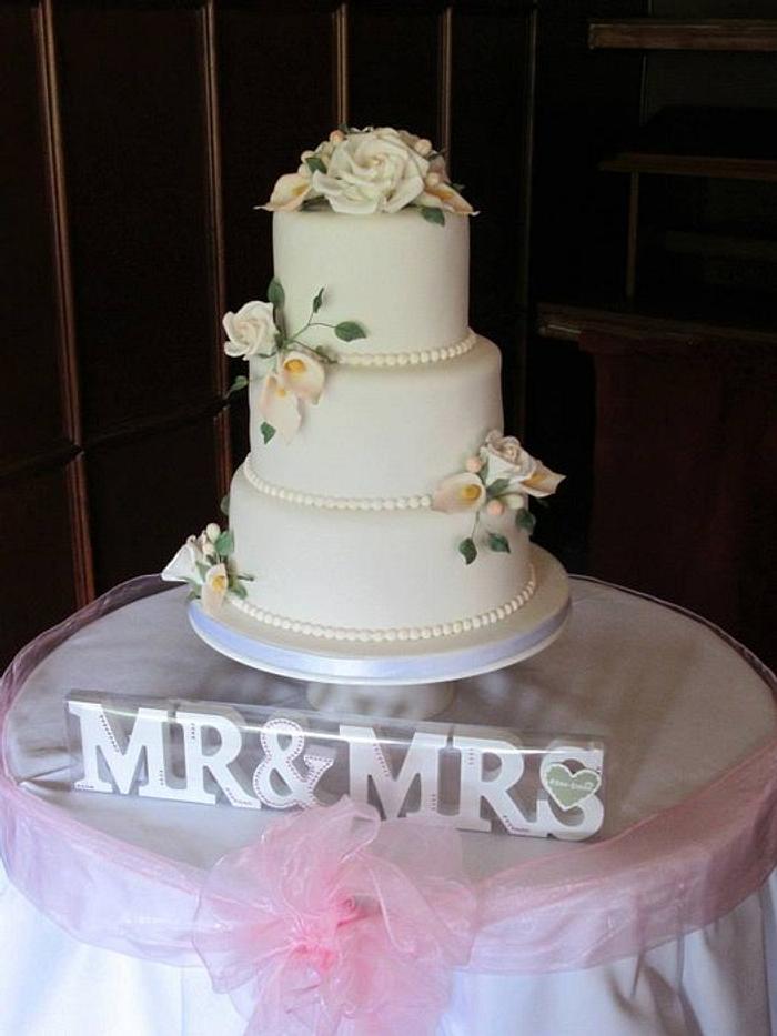 3 tier elegant wedding cake