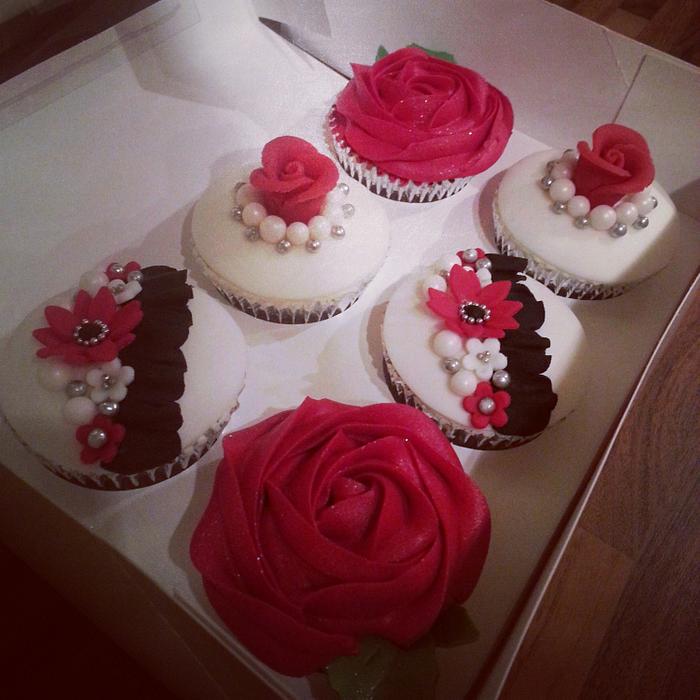 Red rose cupcakes