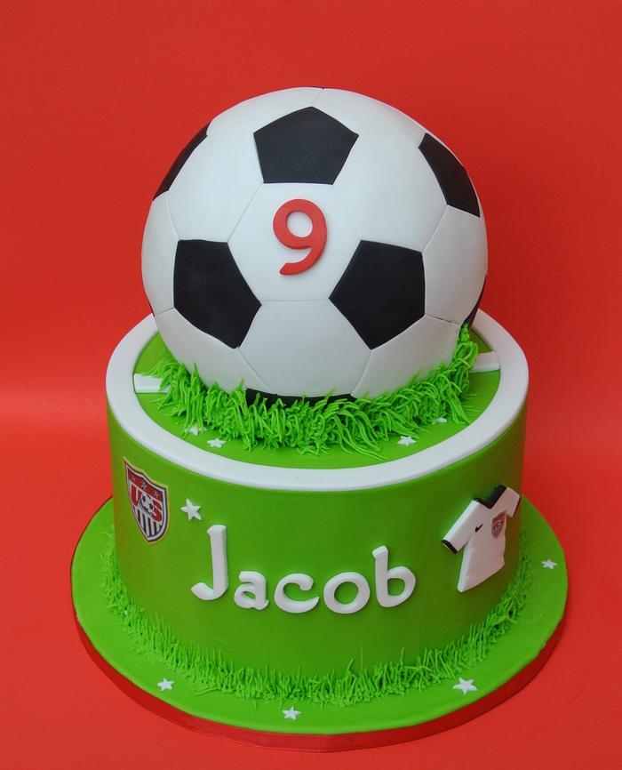 soccer cake - Decorated Cake by eunicecakedesigns - CakesDecor