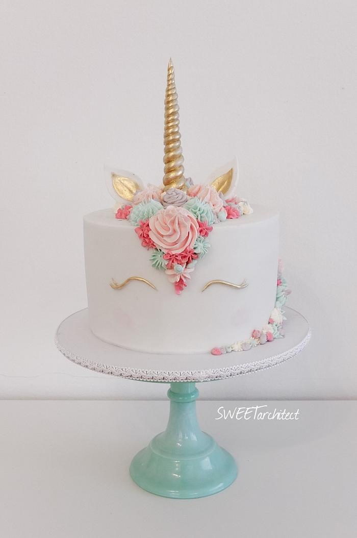 Unicorn cake with unicorn