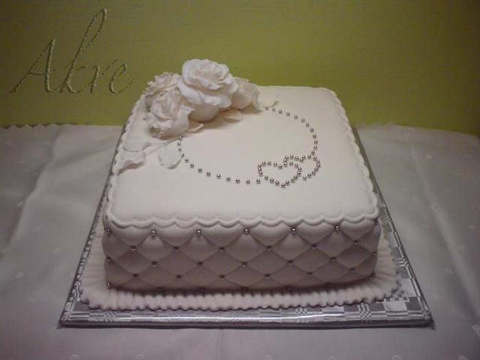 White cake with diamond side design