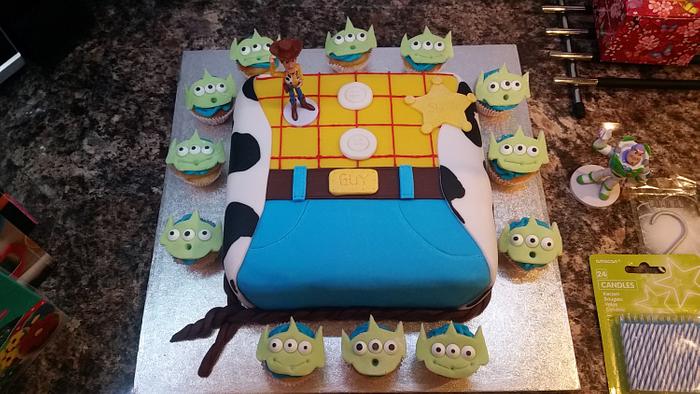 Toy Story Cake & mini Alien Cupcakes