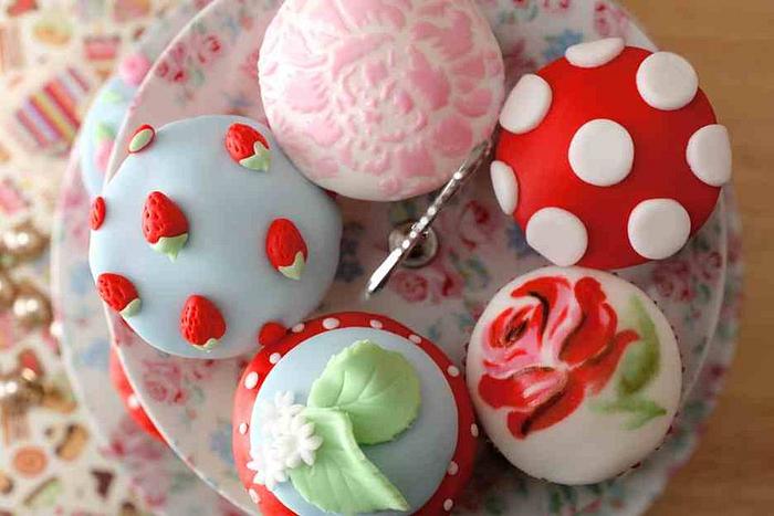 Kath Kidston inspired cupcakes ~hand painted~