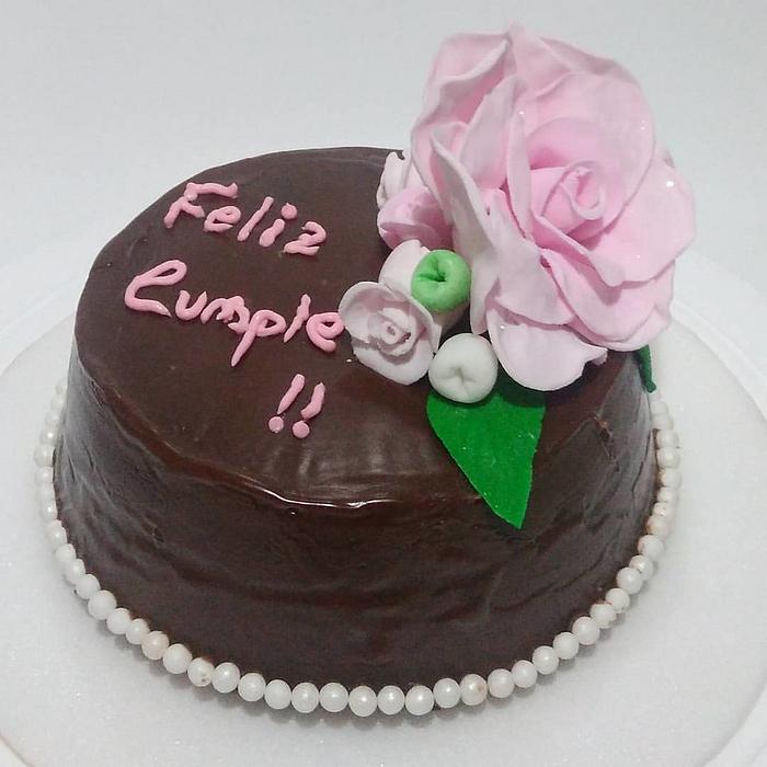 Deliciosa choco-torta decorada con una hermosa rosa de azúcar