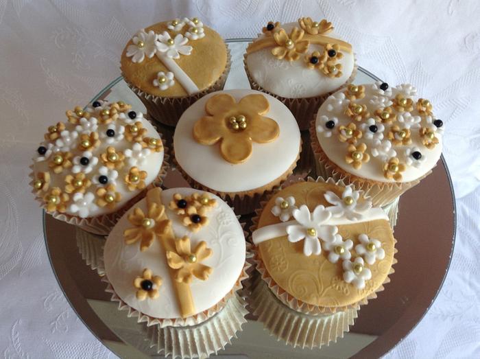 Golden Wedding cupcakes