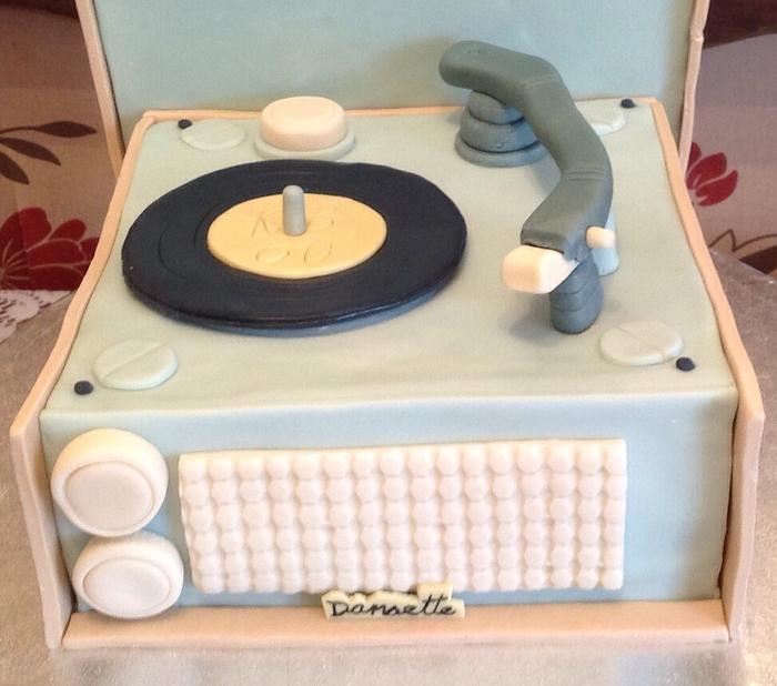 Vintage record player cake
