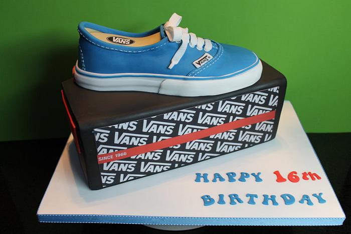 no usado Entretener insuficiente Vans Shoe and Box - Decorated Cake by Delights by Design - CakesDecor