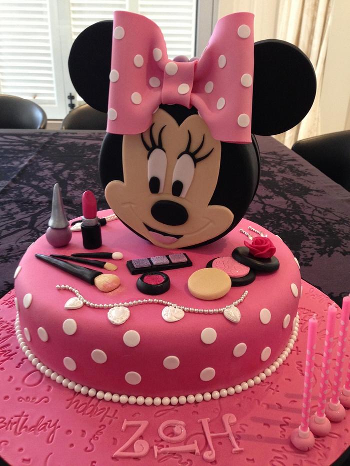 Minnie Mouse vanity case cake