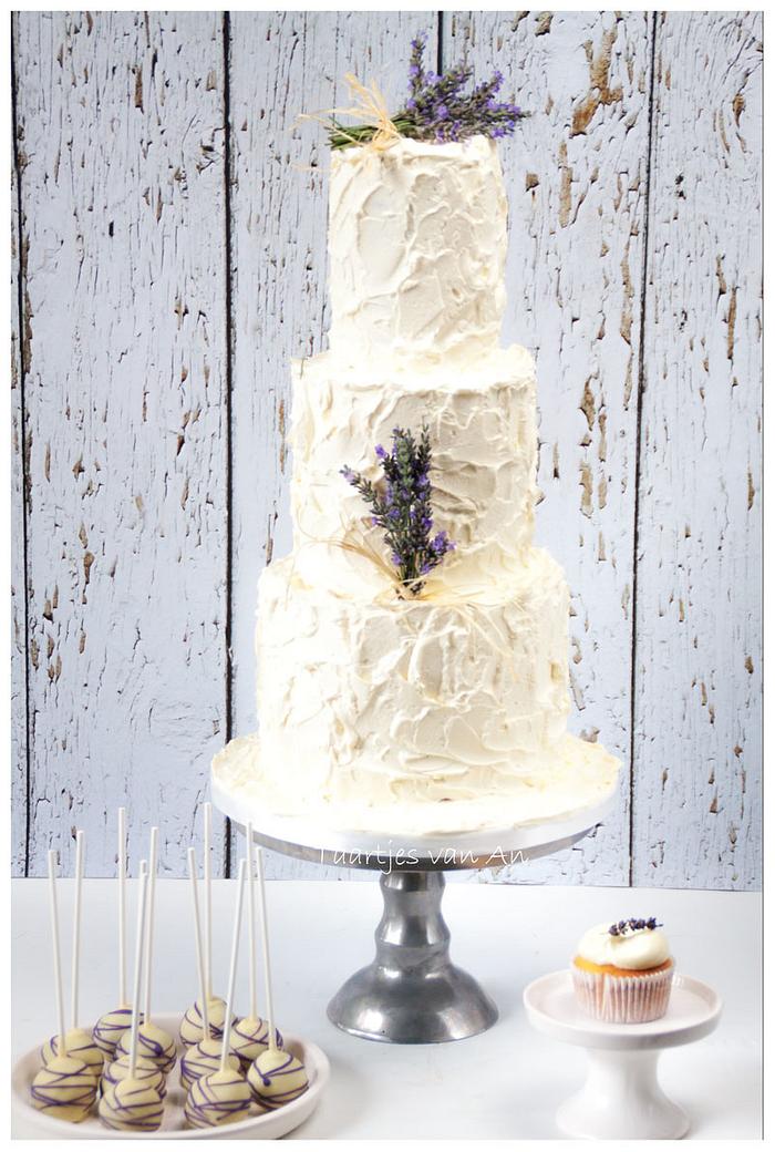 Weddingcake with fresh lavender