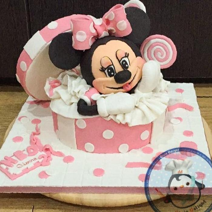 Minnie mouse surprise cake