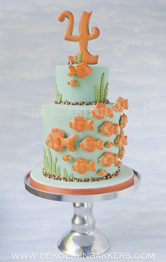 Goldfish cake - Decorated Cake by Marielle de Vroome - CakesDecor