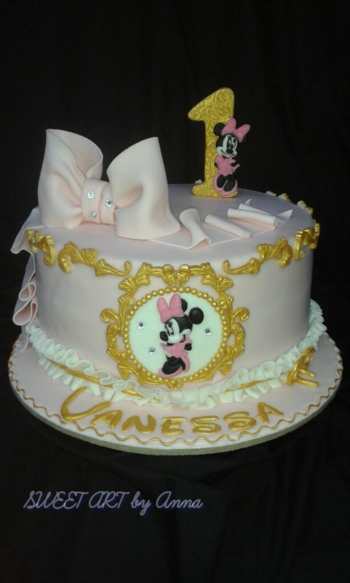 Royal Minnie Mouse cake