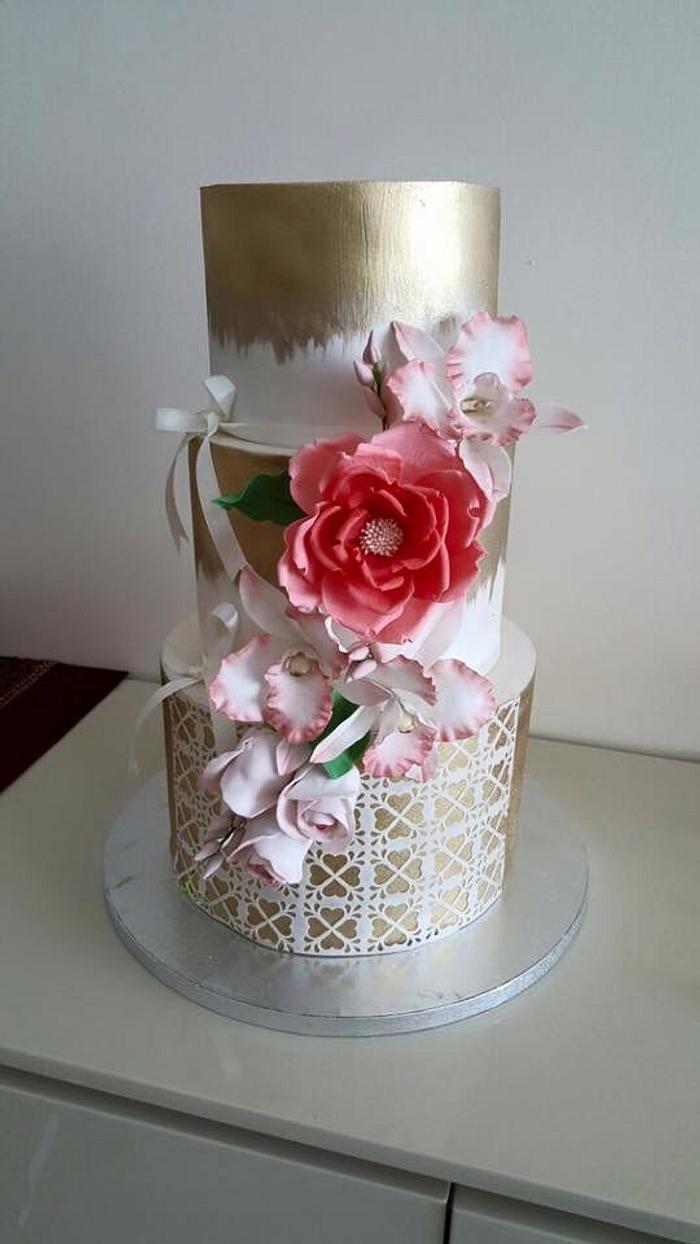 Golden theme wedding cake design