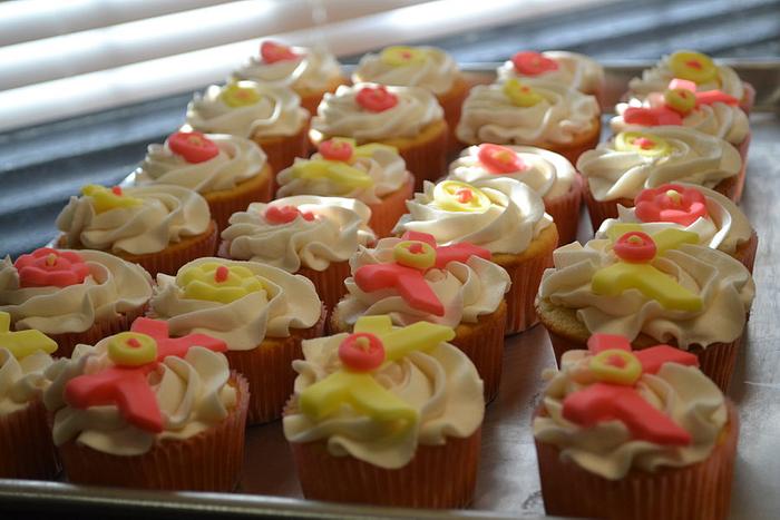 Pink and yellow bow cupcakes 