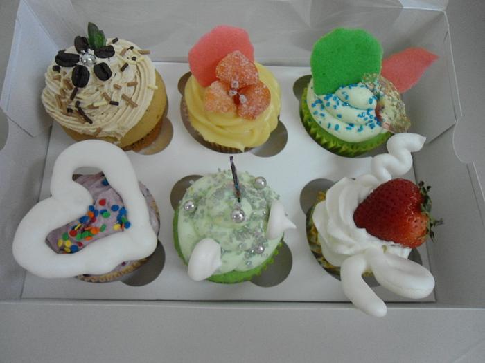 MORE CUPCAKES OF COLORS AND DELICIOUS FLAVORS