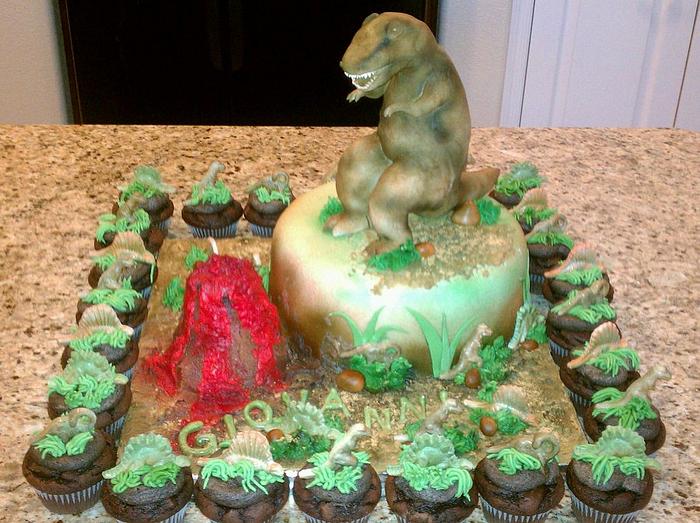 Dinosaur cake w/ Dino cupcakes