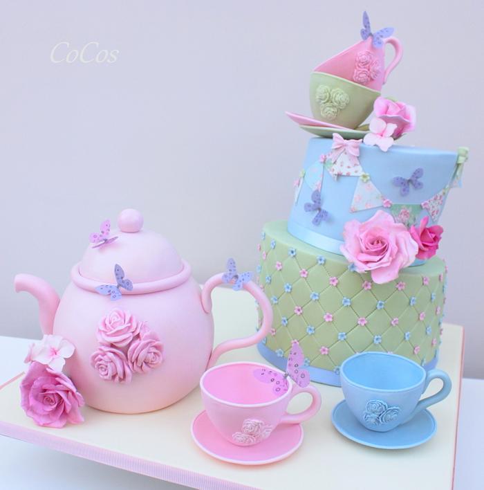 Teapot cake and cupcakes 