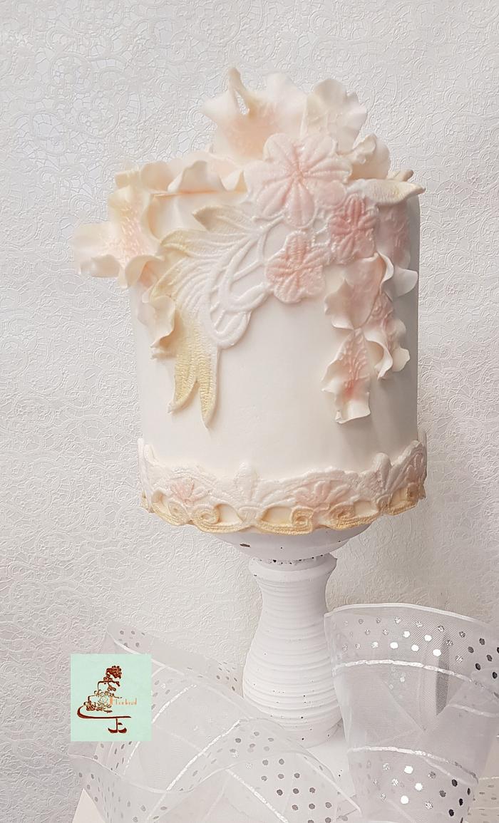 Small elegant weddingcake