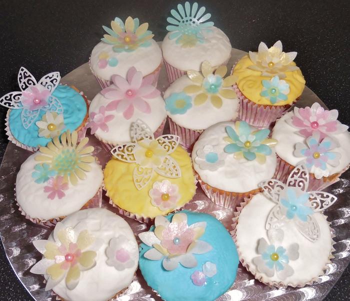 Cupcakes with wafer paper flowers