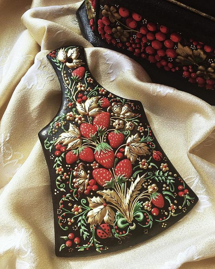 Russian traditional art Khohloma. Royal icing piping . Gingerbread