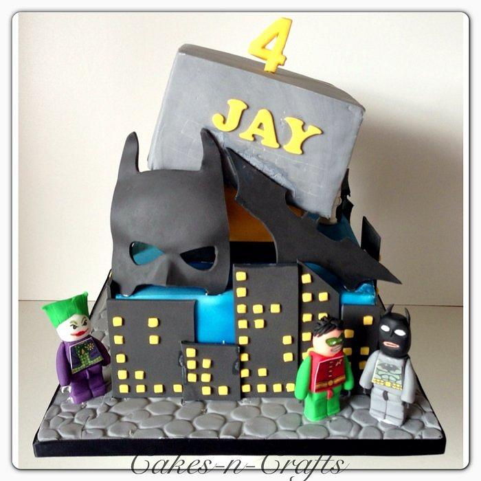 Tilting Batman with sugar mask, batarang and Lego figures 