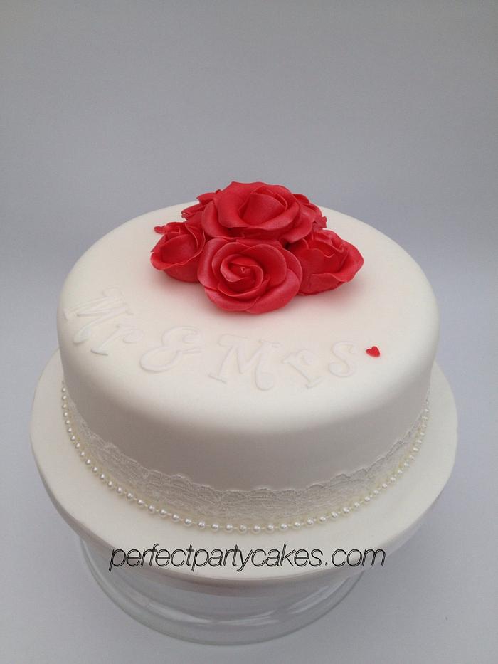 Single tier wedding cake 
