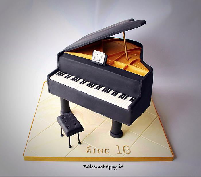 Grand piano cake