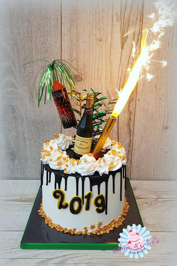 New year dripcake with fireworks!