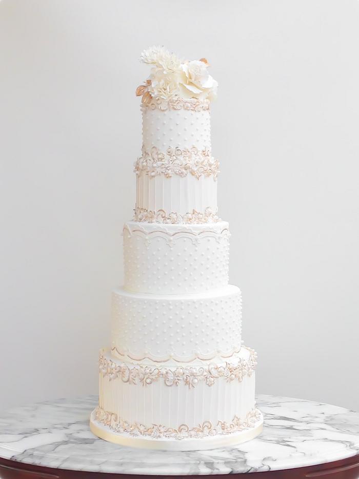 White elegance winter wedding cake