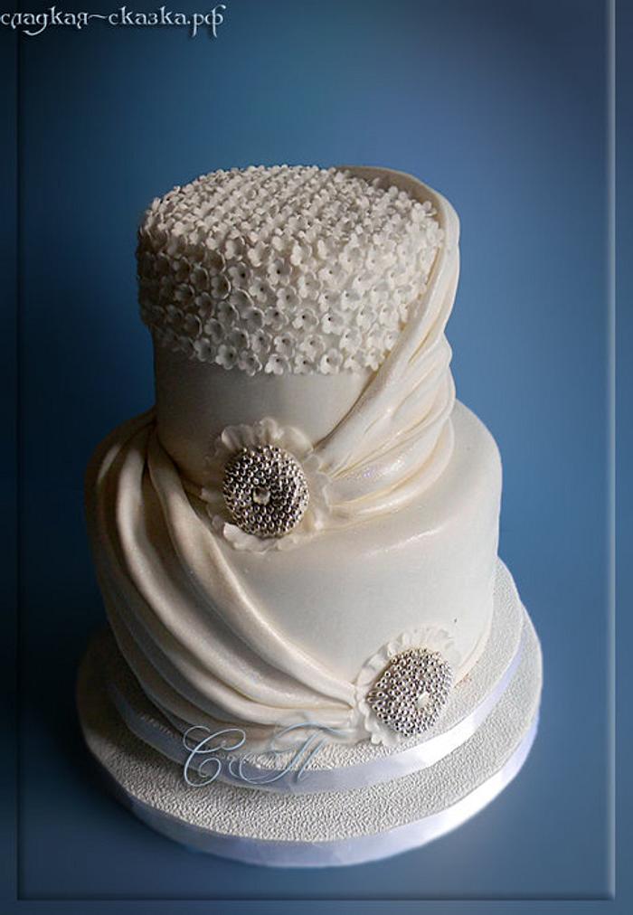 Wedding cake with brooches