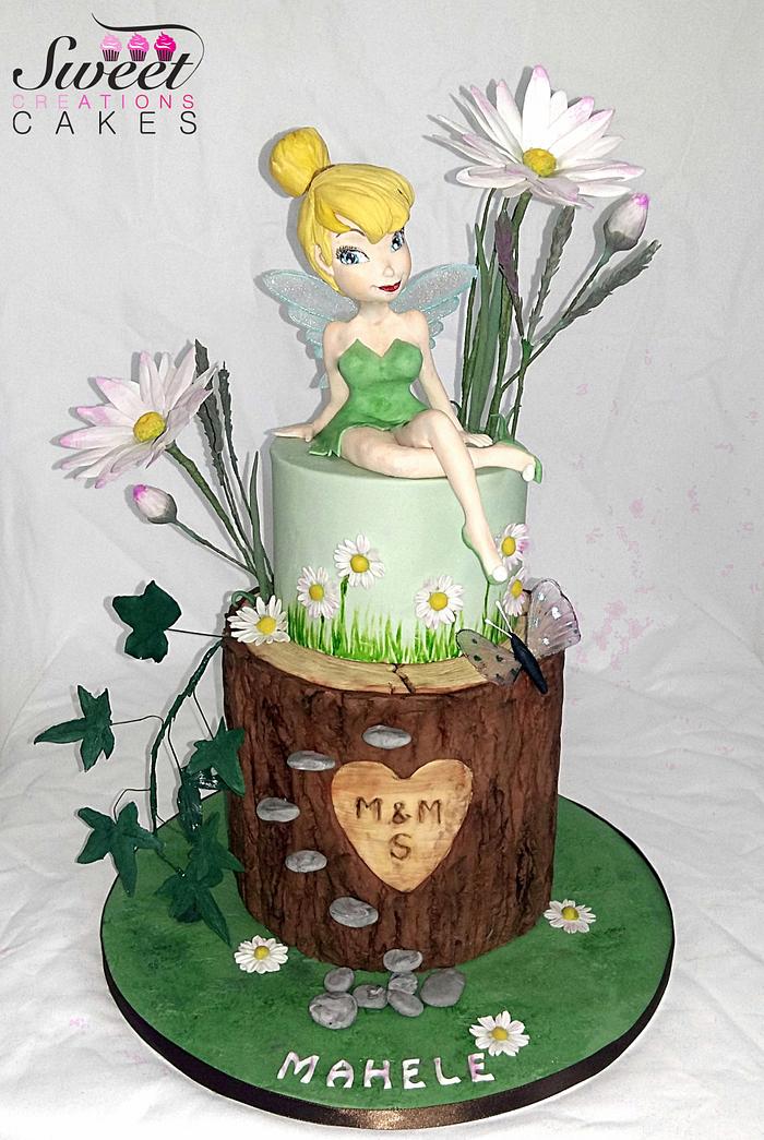 Tinker bell spring scene : daisies and tree bark