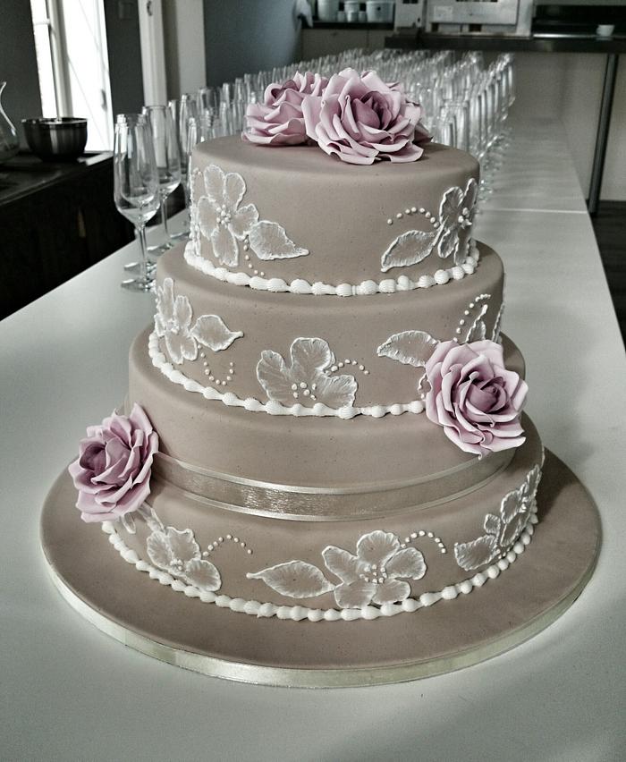 Weddingcake in beige, with roses and brush embroidery leaves