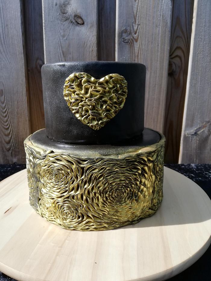 Black and gold cake 