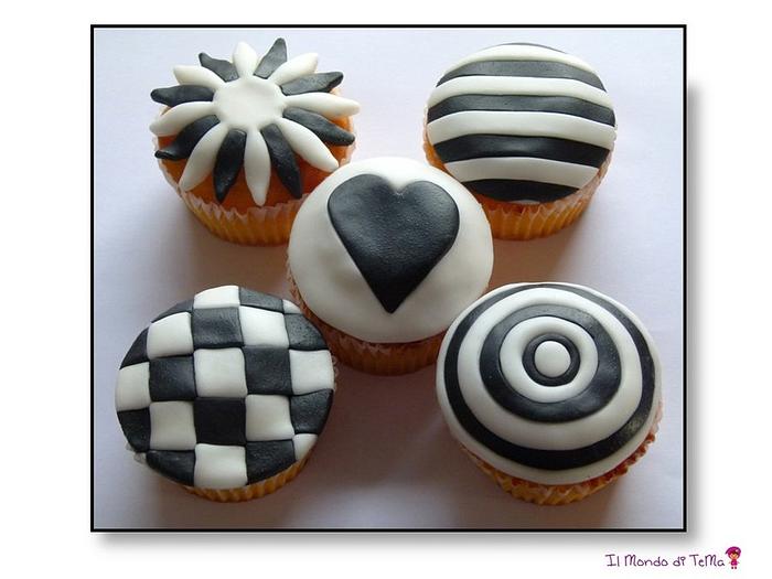 White and black cupcakes