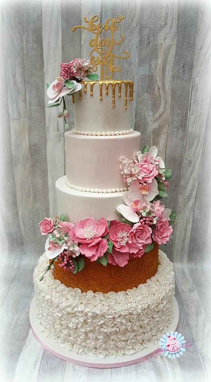 Wedding cake gold with ruffles