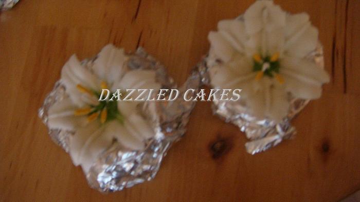 Edible decorations and flowers