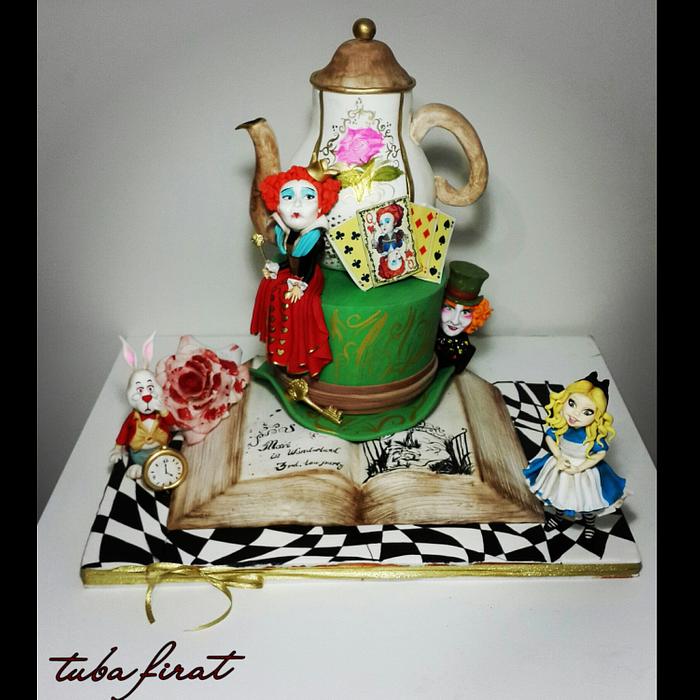 alice in wonderland cake and cupcakes